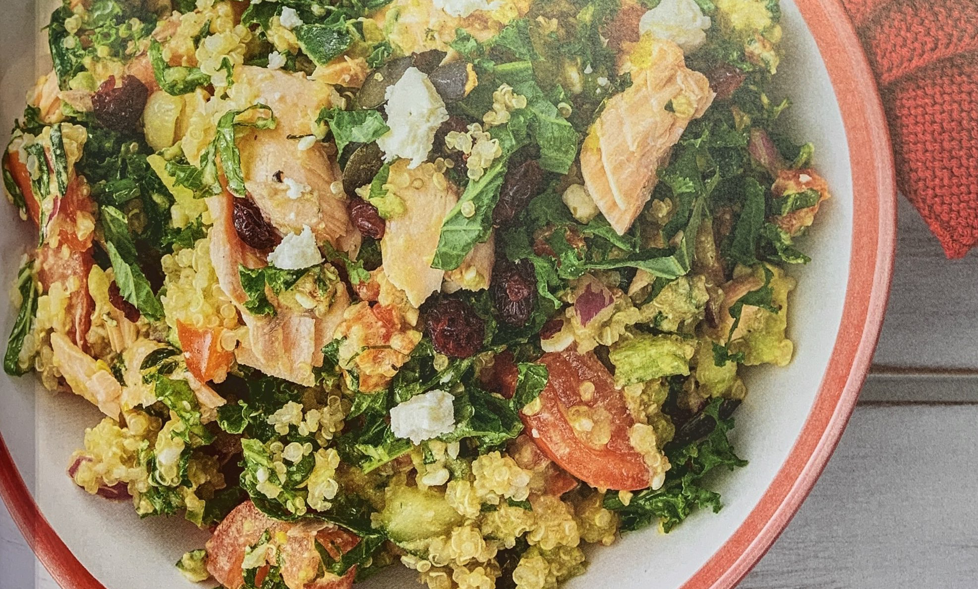 Thermoix zalm salade, quinoa, fete en salade van gemengde groenten