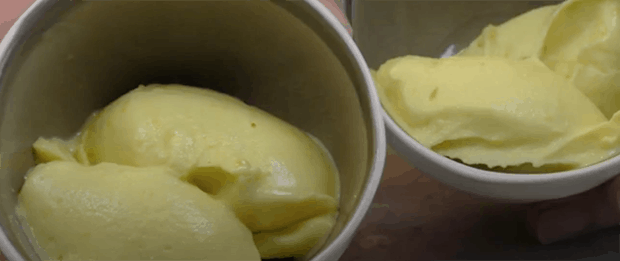 Semi sorbet ijs mango gemaakt in de Thermomix