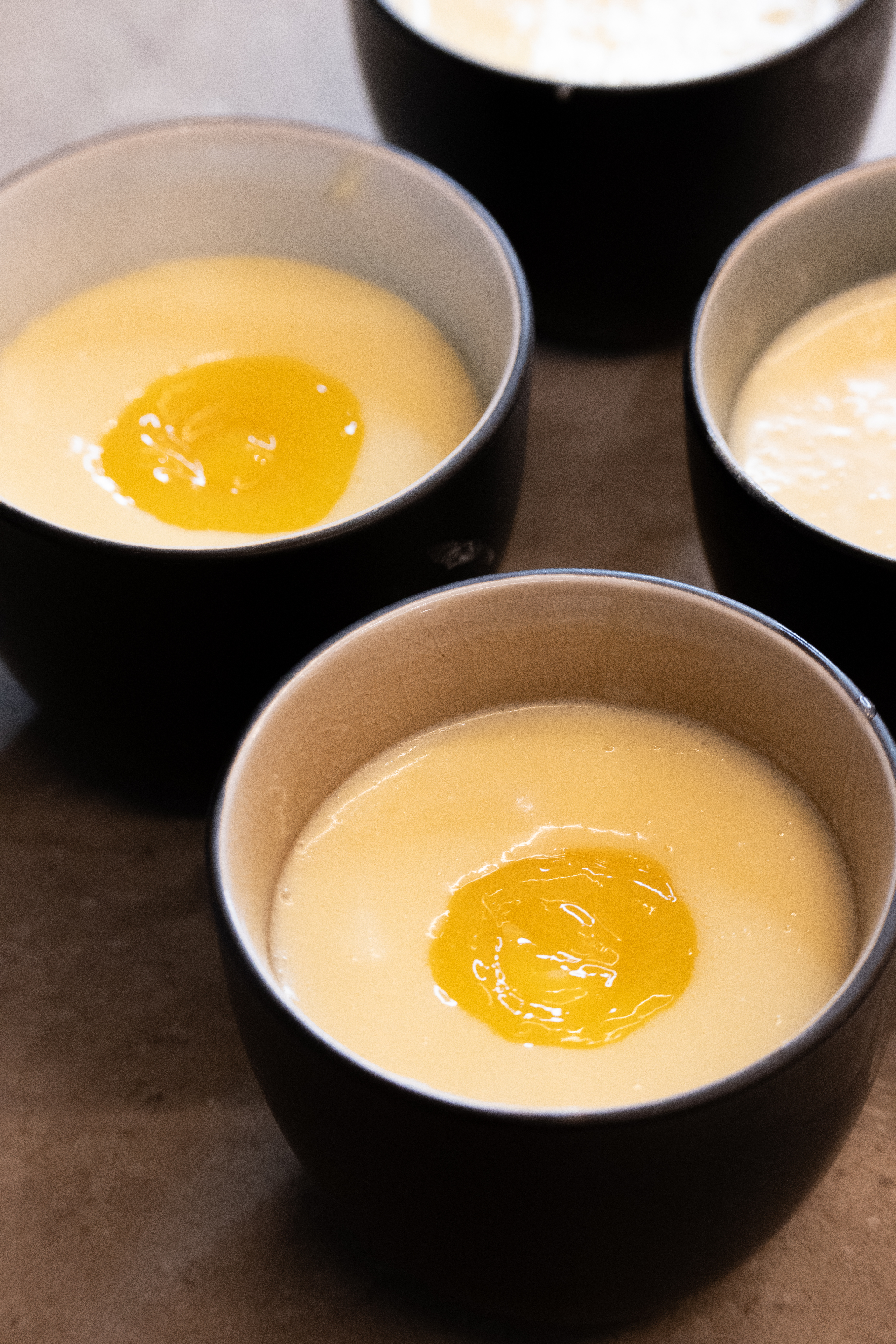 Thermomix eitjes van witte chocolade mousse en mangocoulis